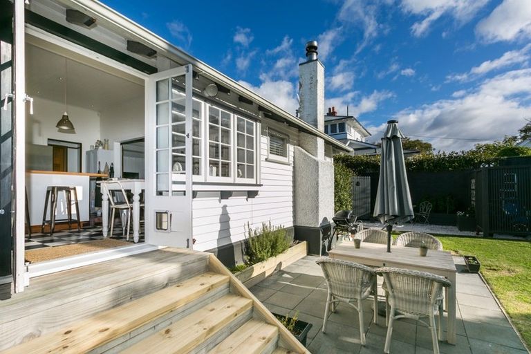 Photo of property in 47 Napier Terrace, Hospital Hill, Napier, 4110