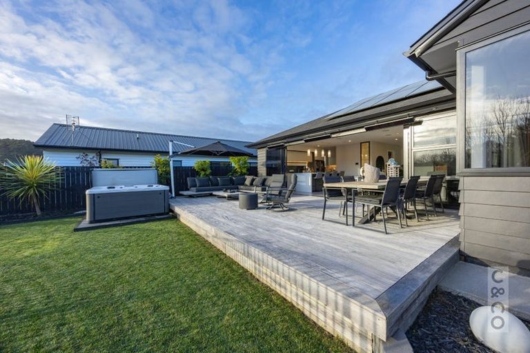 Photo of property in 21 Vogwill Road, Kumeu, 0810
