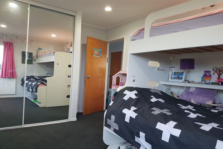 Photo of property in 2/10 Tiri View Place, Waiake, Auckland, 0630