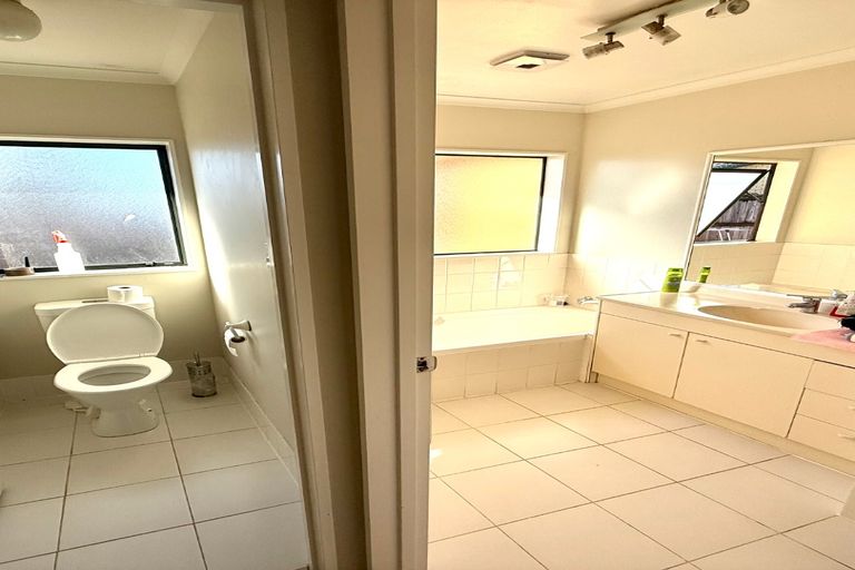 Photo of property in 24 Newbegin Place, Weymouth, Auckland, 2103