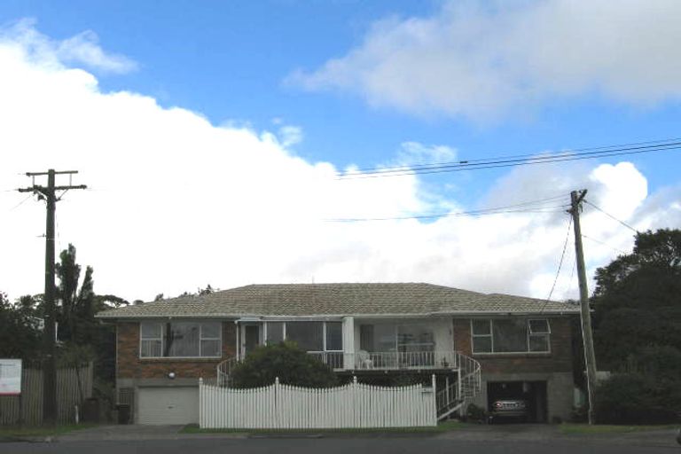 Photo of property in 1/8 Hillary Heights Avenue, Glendene, Auckland, 0602