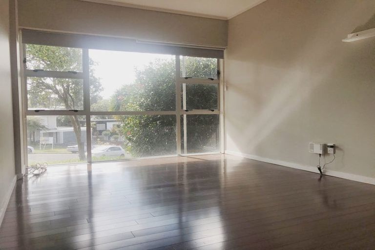 Photo of property in 28 Gretel Place, Hillcrest, Auckland, 0627