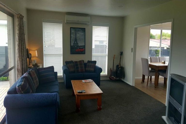 Photo of property in 92 Isleworth Road, Bishopdale, Christchurch, 8053