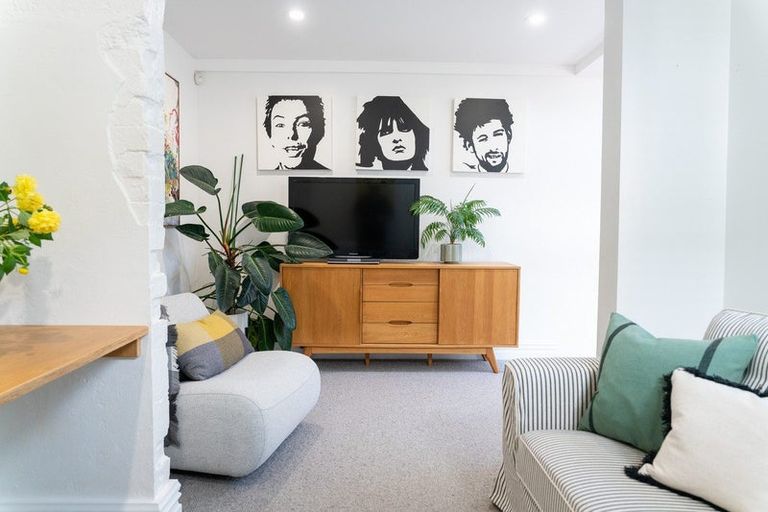 Photo of property in 16 Hawker Street, Mount Victoria, Wellington, 6011