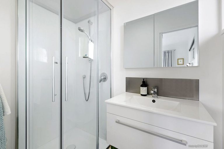 Photo of property in 30 Woodhouse Avenue, Karori, Wellington, 6012