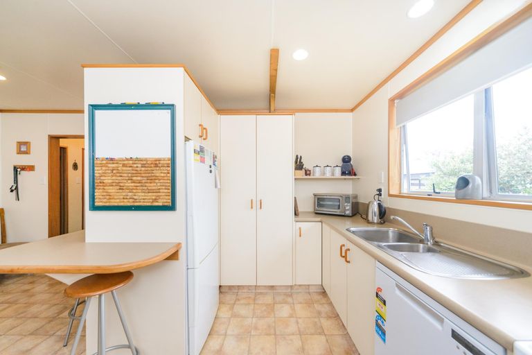 Photo of property in 10 Forbes Place, Kelvin Grove, Palmerston North, 4414