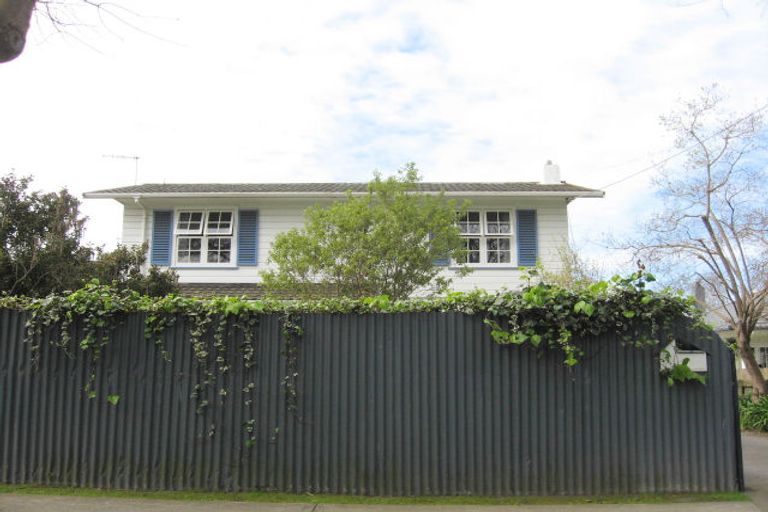 Photo of property in 1 Selwyn Crescent, College Estate, Whanganui, 4500