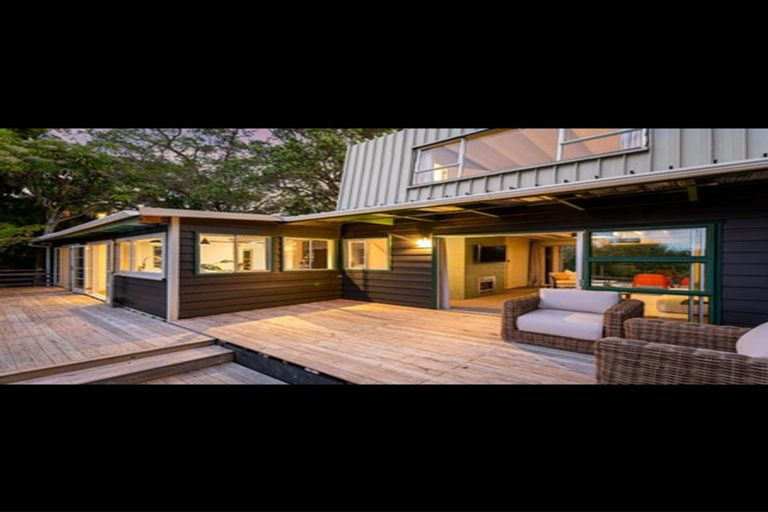 Photo of property in 8 Arapito Road, Titirangi, Auckland, 0604
