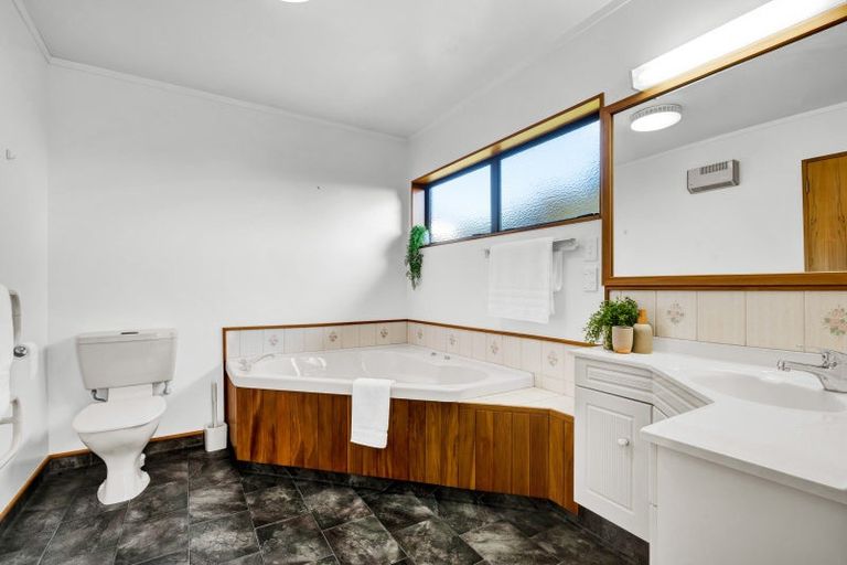 Photo of property in 8 Argyle Place, Highlands Park, New Plymouth, 4312