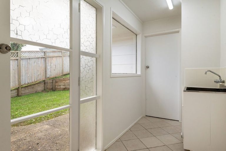 Photo of property in 2/5 Battle Place, Glenfield, Auckland, 0629