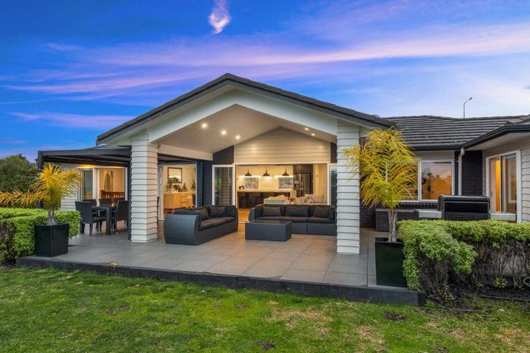 Photo of property in 60 Roberts Road, Matakatia, Whangaparaoa, 0930