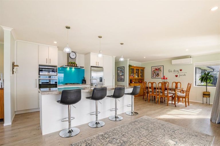 Photo of property in 4 Aporo Drive, Kumeu, 0810