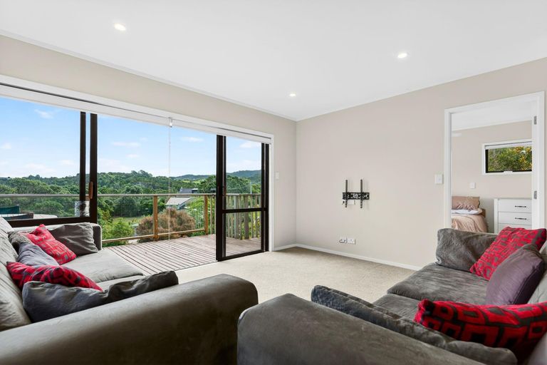 Photo of property in 11 Hillside Crescent, Leigh, 0985