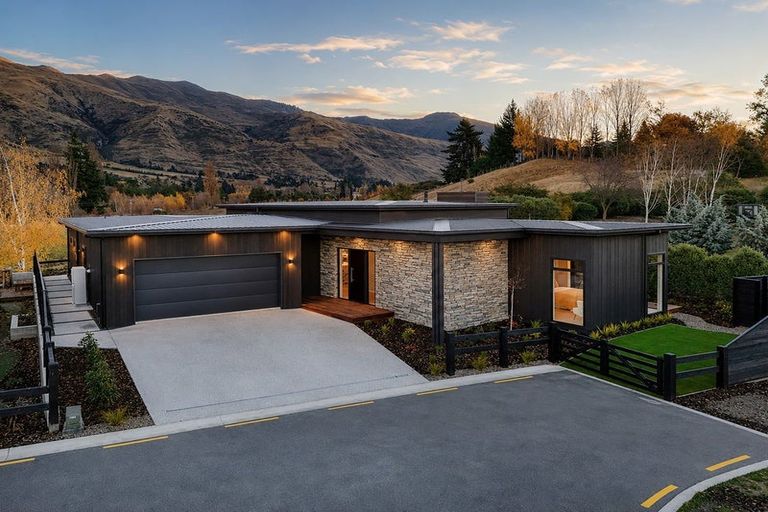 Photo of property in 9 Kamana Rise, Wanaka, 9382