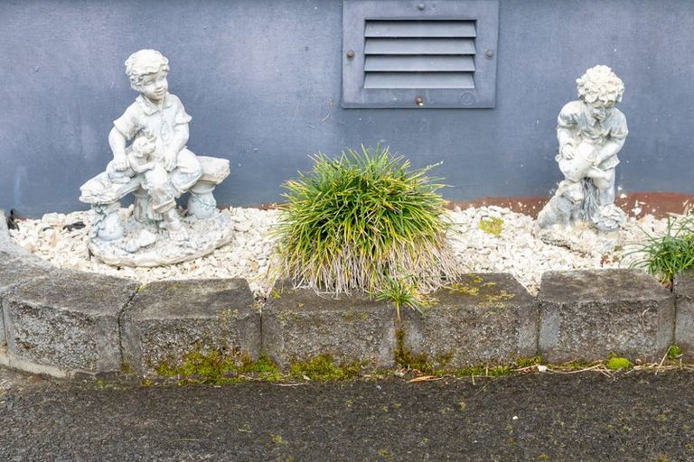 Photo of property in 35 Castleford Street, Green Bay, Auckland, 0604