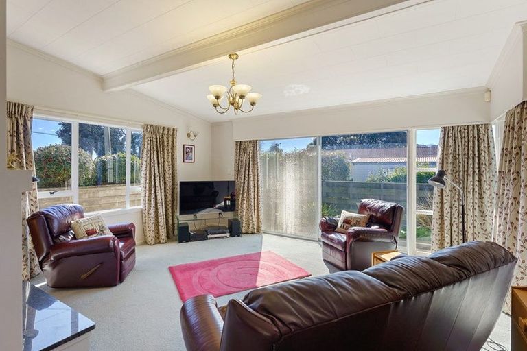 Photo of property in 32 Domain Road, Otaki, 5512