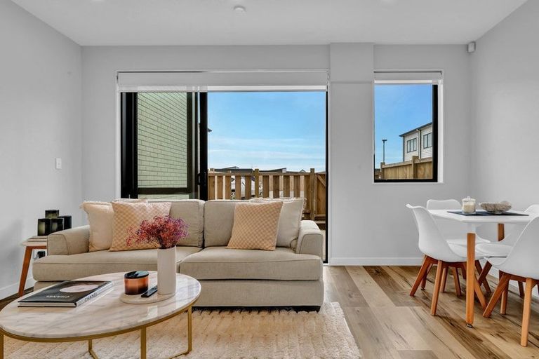 Photo of property in 5/86 Fred Taylor Drive, Westgate, Auckland, 0814