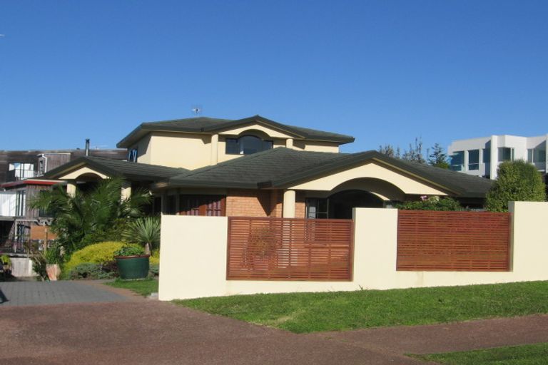 Photo of property in 17 Bocage Lane, West Harbour, Auckland, 0618