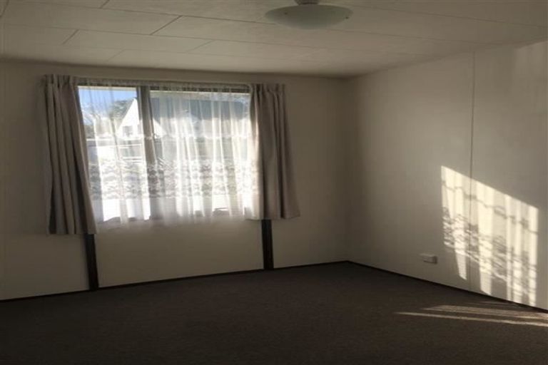 Photo of property in 1/4 Hanson Place, West Harbour, Auckland, 0618
