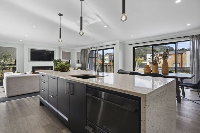 Photo of property in 2 Oakum Road, Whitby, Porirua, 5024