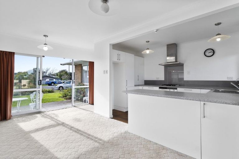 Photo of property in 8 Warren Place, Frankleigh Park, New Plymouth, 4310