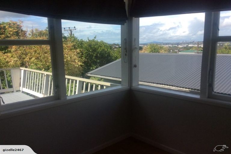 Photo of property in 5 Cron Avenue, Te Atatu South, Auckland, 0610