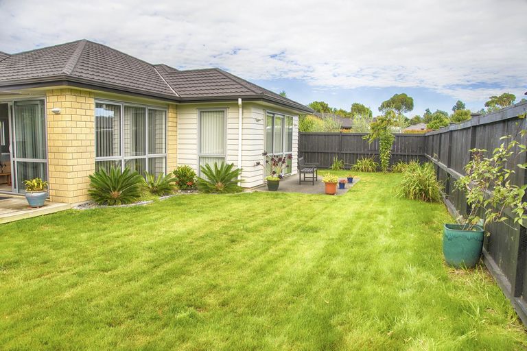 Photo of property in 18 Cooladerry Place, Rosehill, Papakura, 2113