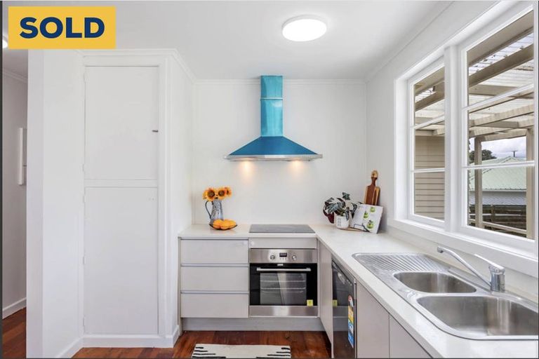 Photo of property in 30 Fruitvale Road, New Lynn, Auckland, 0600