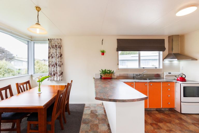 Photo of property in 28 Escort Grove, Awapuni, Palmerston North, 4412