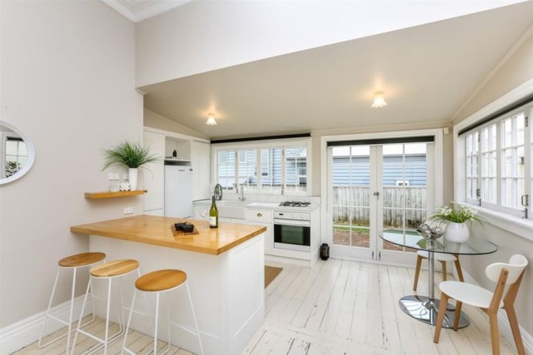 Photo of property in 32 Belt Road, Moturoa, New Plymouth, 4310