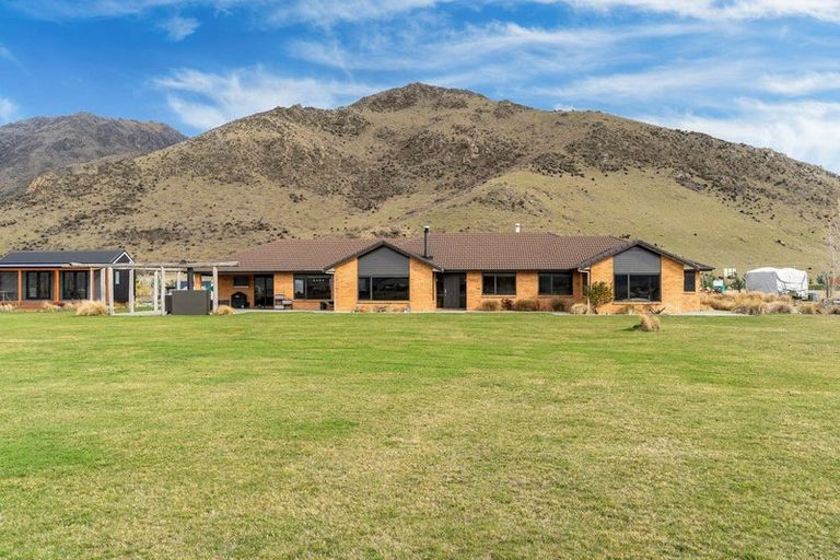 Photo of property in 10 Hardacre Place, Omarama, 9412