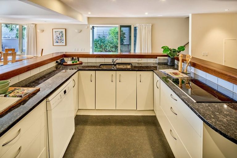 Photo of property in 63 Roxburgh Street, Mount Victoria, Wellington, 6011