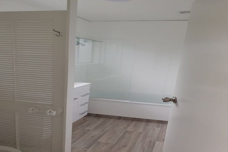 Photo of property in 1/11 Challen Close, Conifer Grove, Takanini, 2112