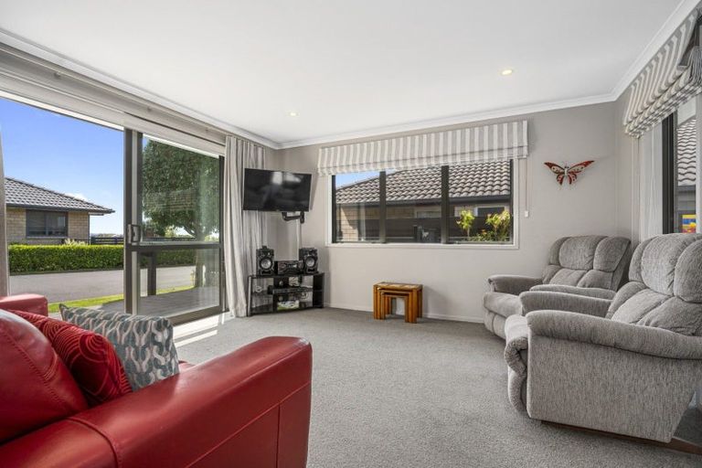 Photo of property in 2 Vista Close, Omokoroa, 3114