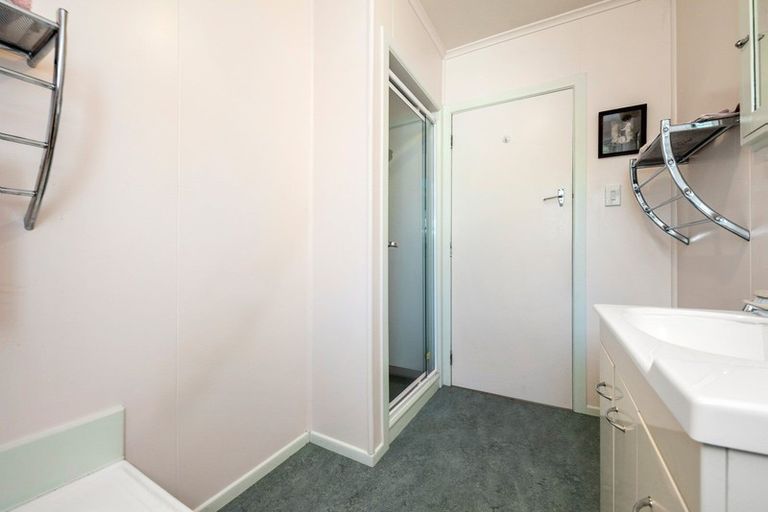 Photo of property in 4 Cotswold Crescent, Newlands, Wellington, 6037