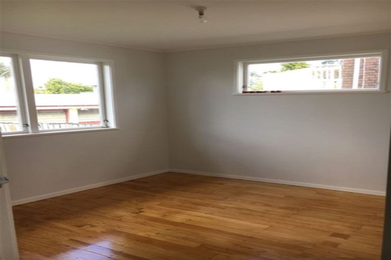 Photo of property in 5 Bodi Place, Te Atatu South, Auckland, 0610