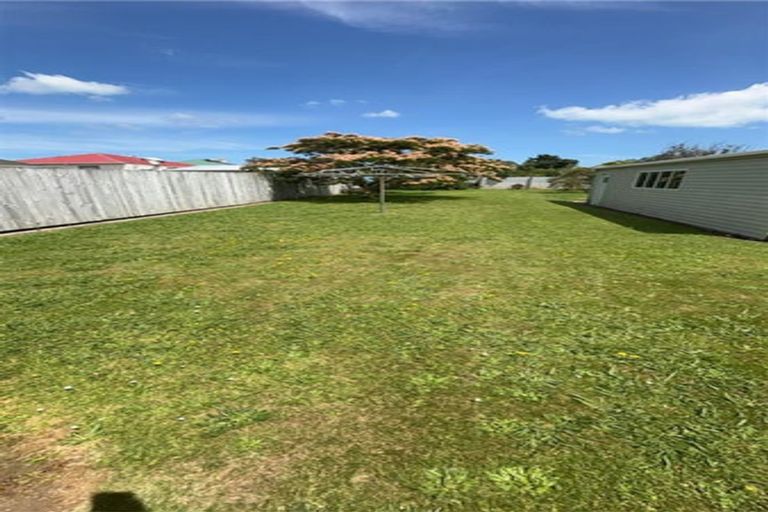 Photo of property in 1 Robbins Crescent, Hawera, 4610