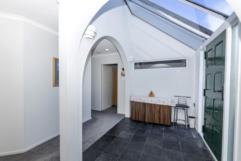 Photo of property in 1 Larsen Place, Merrilands, New Plymouth, 4312