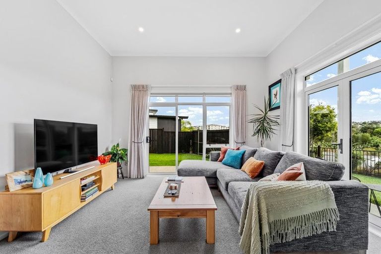 Photo of property in 92 Arran Point Parade, Orewa, 0931