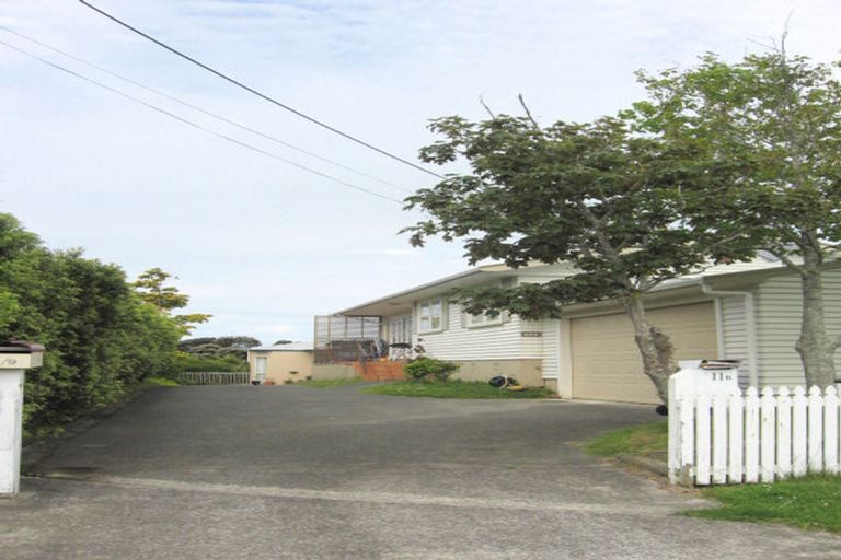 Photo of property in 2/11 Merton Avenue, Glenfield, Auckland, 0627