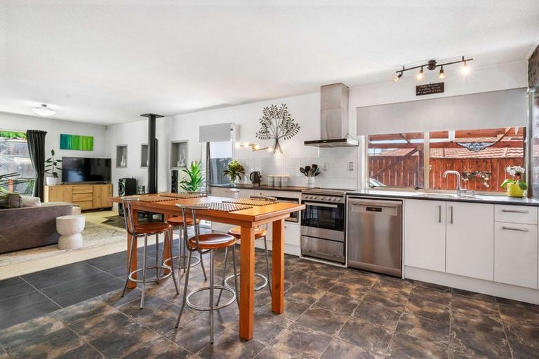 Photo of property in 24 Hedge Row, Sunnyhills, Auckland, 2010