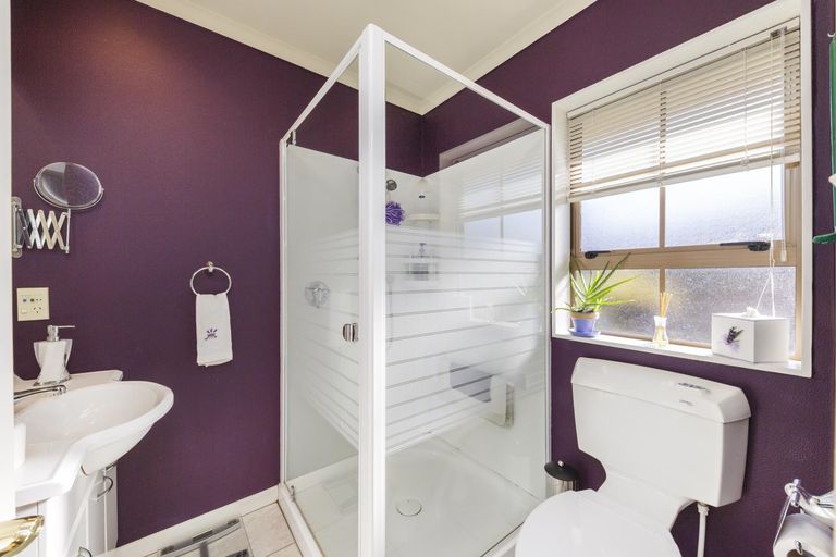 Photo of property in 1 The Oaks, Awapuni, Palmerston North, 4412