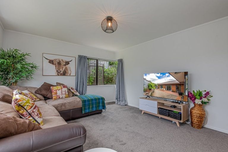 Photo of property in 1 Springdale Grove, Fitzherbert, Palmerston North, 4410