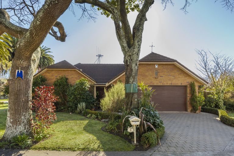 Photo of property in 1 The Oaks, Awapuni, Palmerston North, 4412