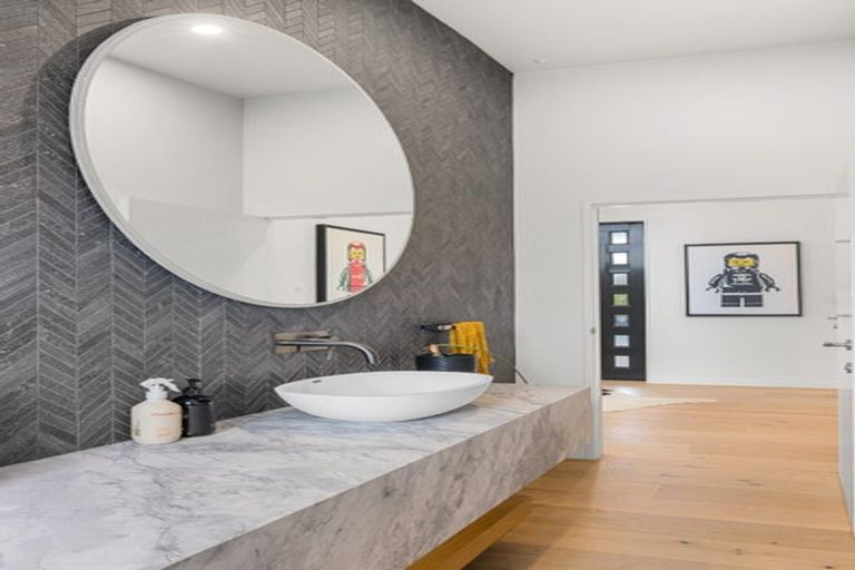 Photo of property in 1 Te Kawau Pass, Greenhithe, Auckland, 0632