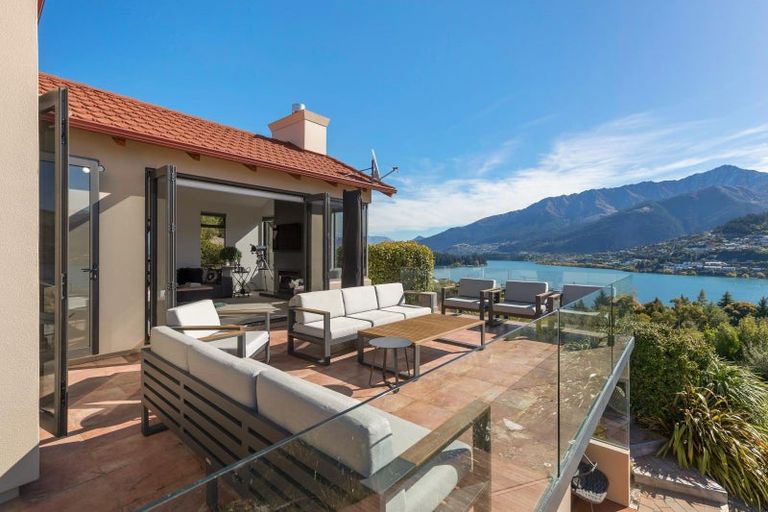 Photo of property in 17 Milward Place, Kelvin Heights, Queenstown, 9300