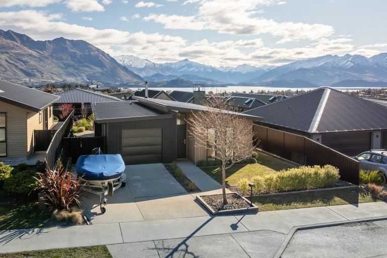 Photo of property in 10 Scurr Terrace, Wanaka, 9305
