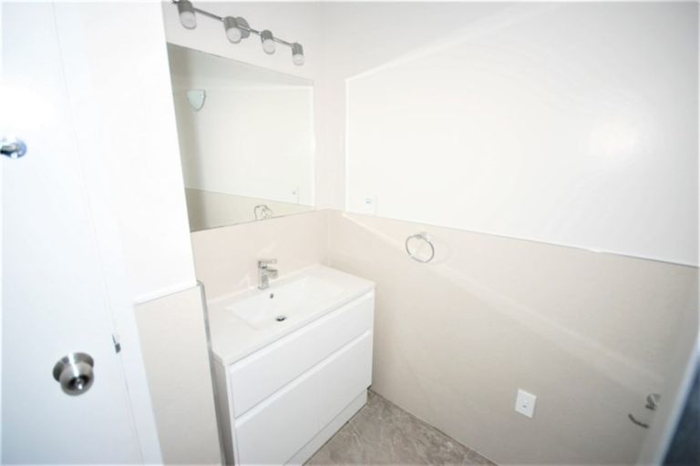 Photo of property in 2/64 Exmouth Road, Northcote, Auckland, 0627