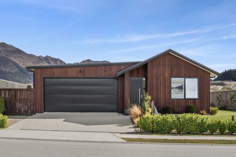 Photo of property in 4 Robrosa Street, Wanaka, 9305