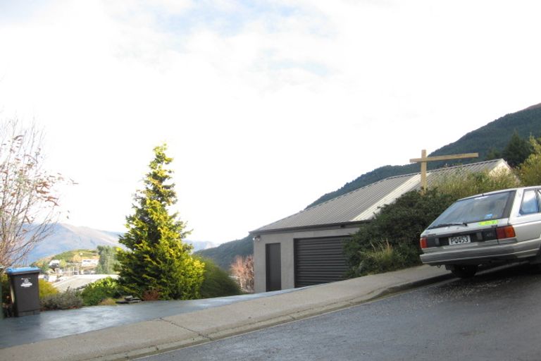 Photo of property in 92 Wynyard Crescent, Fernhill, Queenstown, 9300